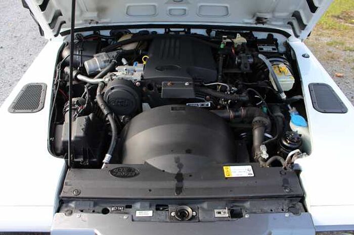 Land Rover Defender 90 DPF Station Wagon LXV AHK