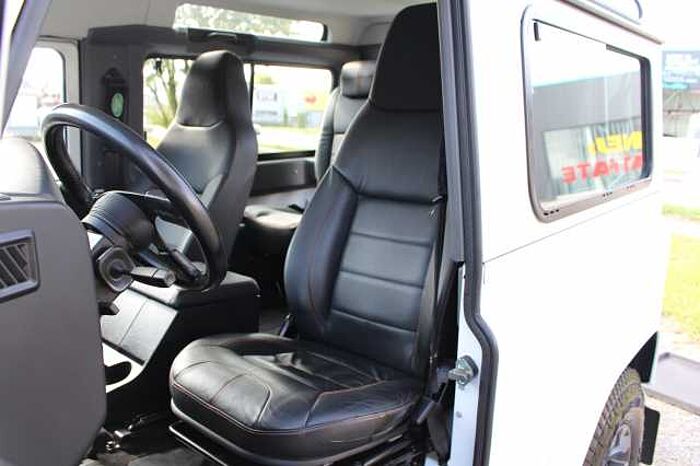 Land Rover Defender 90 DPF Station Wagon LXV AHK
